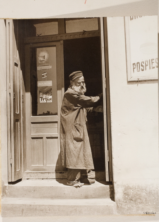 Нищий возле еврейской типографии во время польских антисемитских бойкотов, Ласк или Лодзь